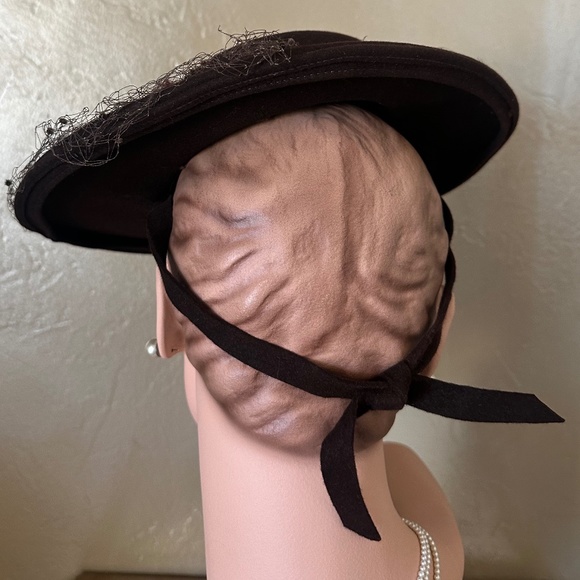 OPULENT 1940s\' BROWN FELT TILT HAT WITH GROSGRAIN BOW, VEIL & FUCHSIA FEATHERS main image 10